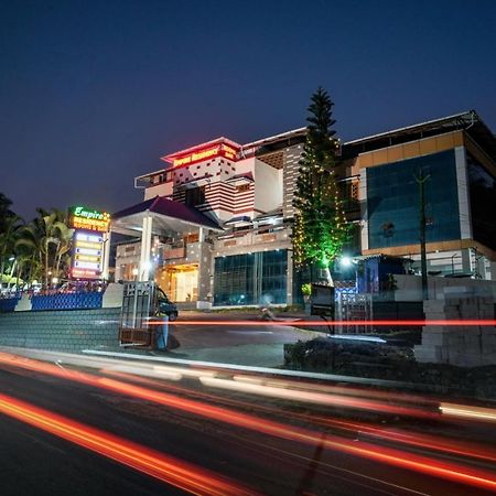 Empire Residency Hotell Tiruvalla Exteriör bild