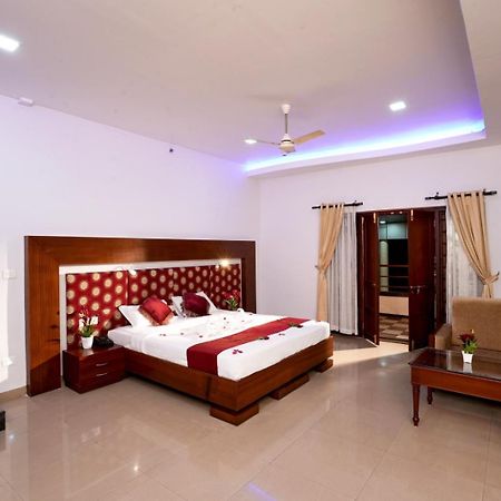Empire Residency Hotell Tiruvalla Exteriör bild