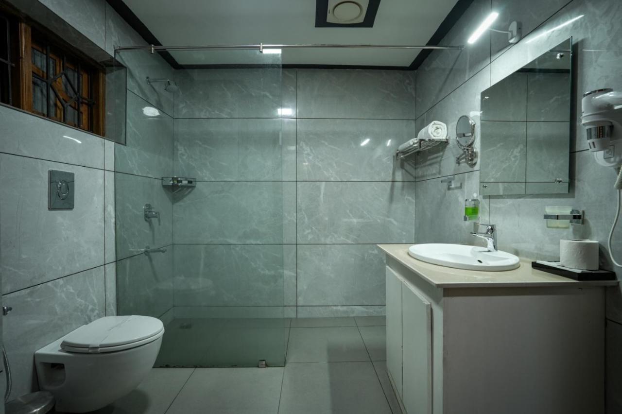 Empire Residency Hotell Tiruvalla Exteriör bild