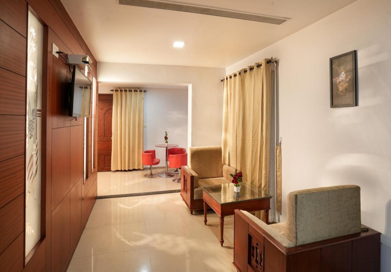 Empire Residency Hotell Tiruvalla Exteriör bild