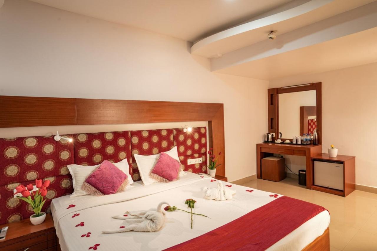 Empire Residency Hotell Tiruvalla Exteriör bild