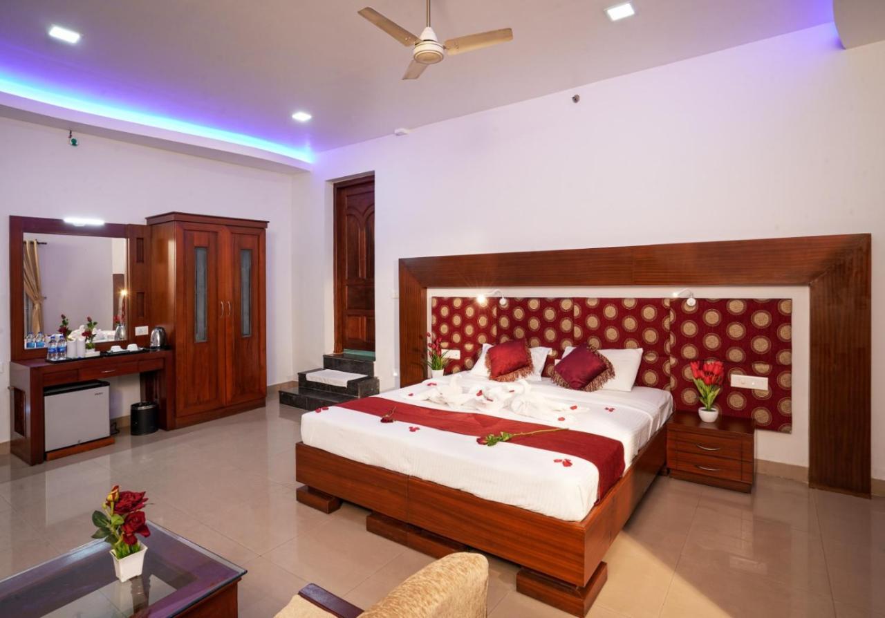 Empire Residency Hotell Tiruvalla Exteriör bild