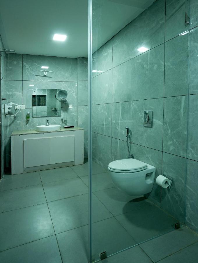 Empire Residency Hotell Tiruvalla Exteriör bild