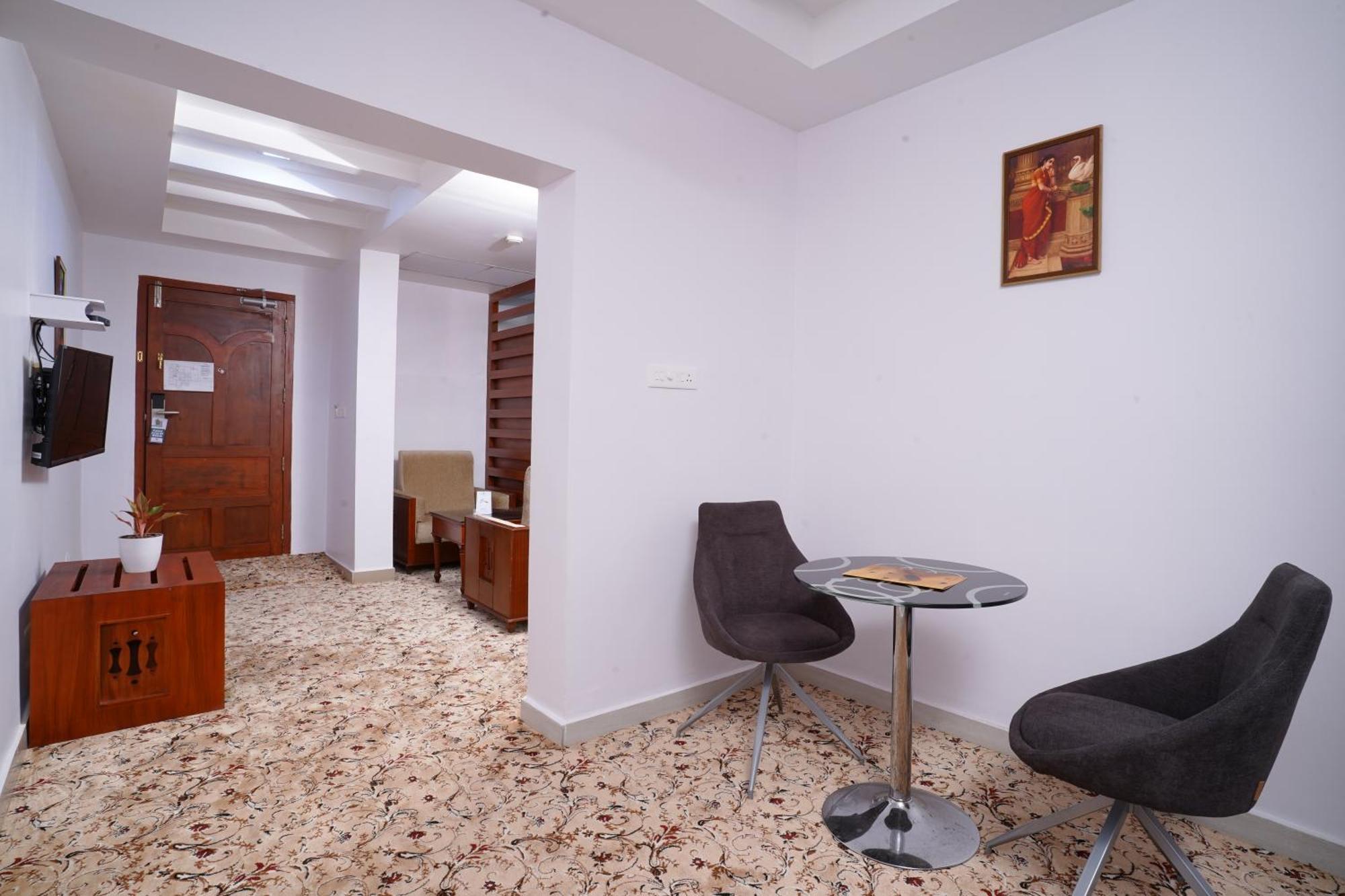 Empire Residency Hotell Tiruvalla Exteriör bild