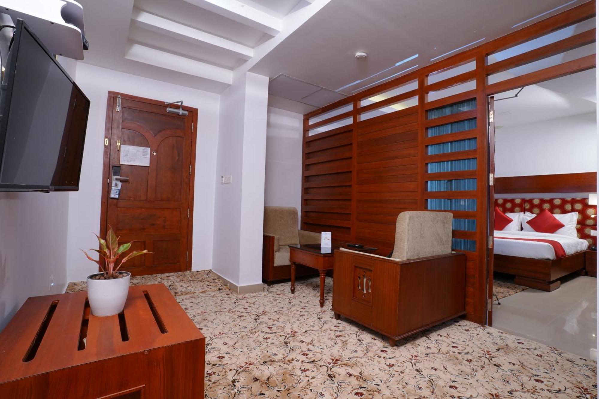 Empire Residency Hotell Tiruvalla Exteriör bild
